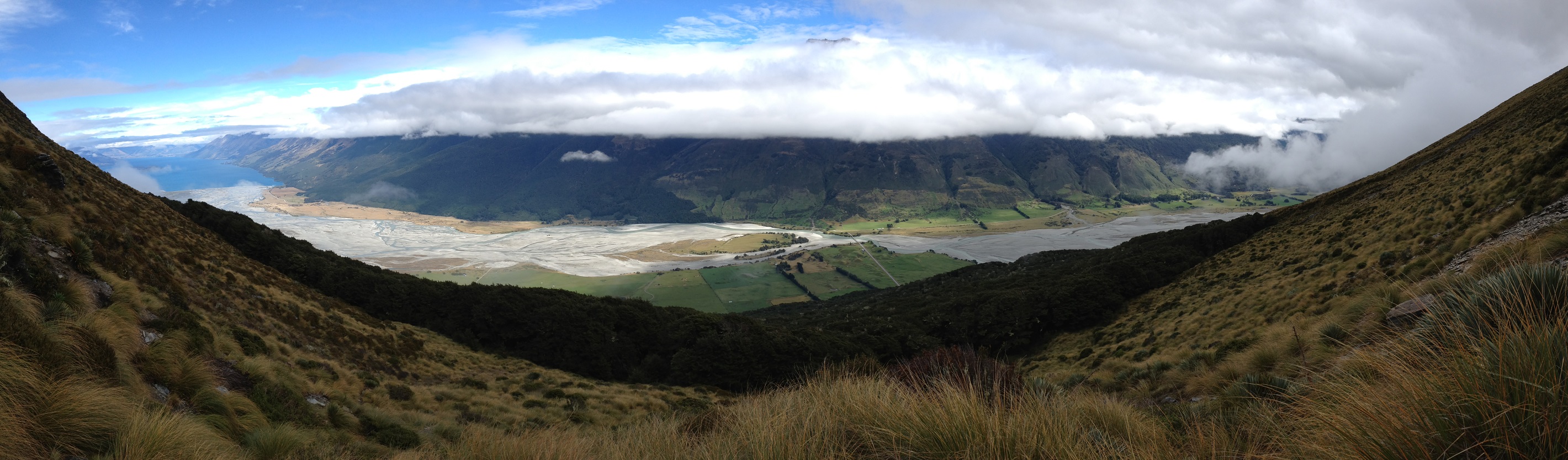 Vue panoramique sur la vallée de la Dart River et le lac Wakatipu
