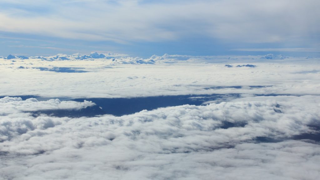 Les pics des Alpes du Sud sortent la tête des nuages