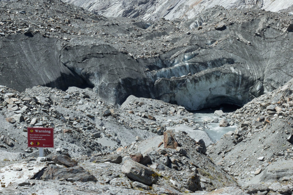 Le gouffre béant de la face terminale du glacier, avec quelques petits blocs de glace qui reste au frais, à l'ombre de la grotte de glace