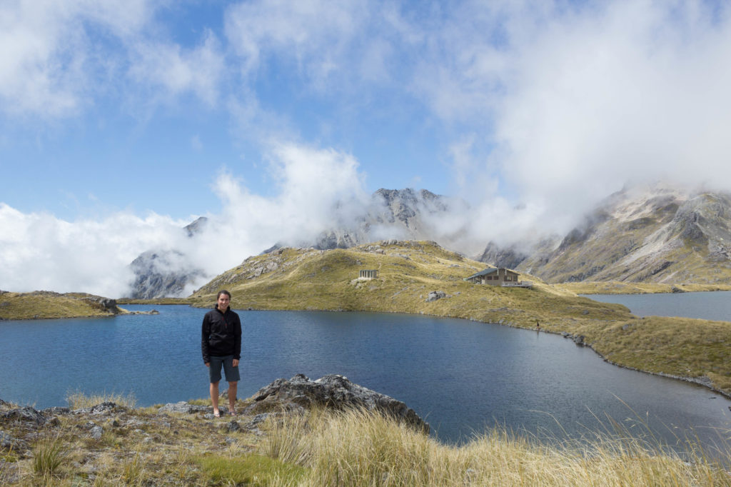 Angelus lake, hut et le Angelus Peak (2075m) en arrière plan dans les nuages