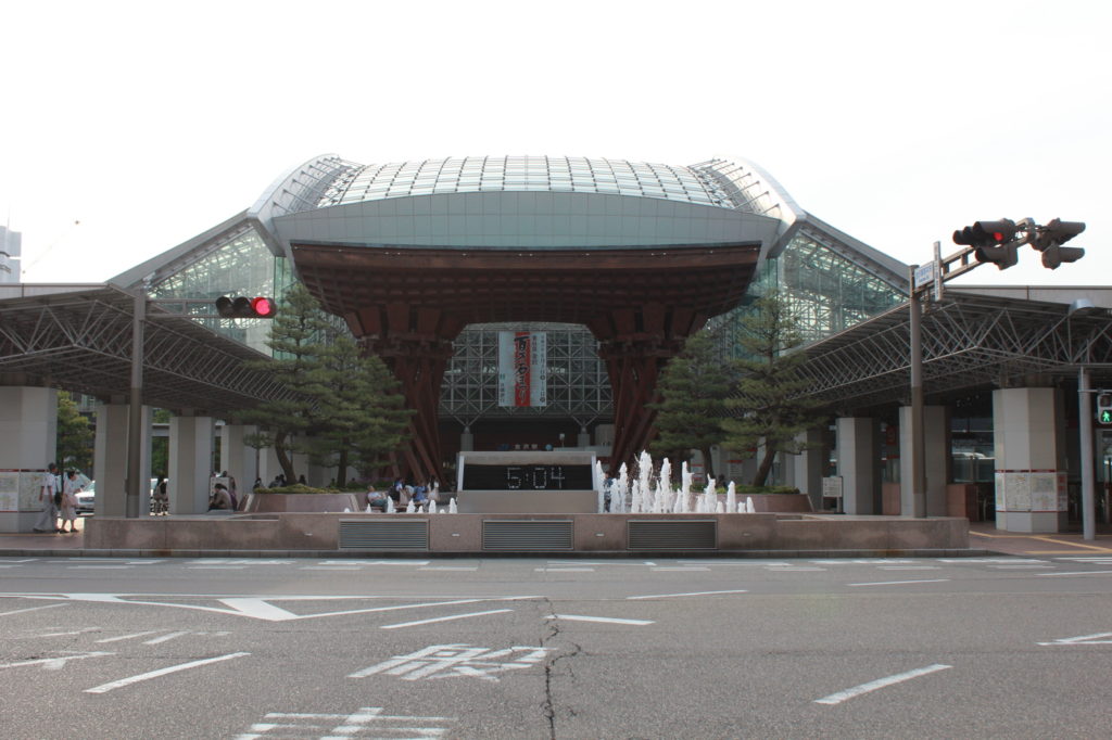 La gare de Kanazawa et son horloge-fontaine