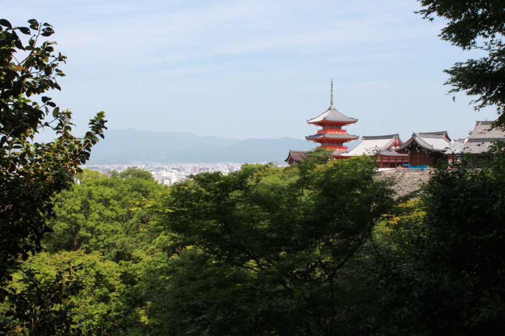 Vue sur une pertie du temple et Kyoto