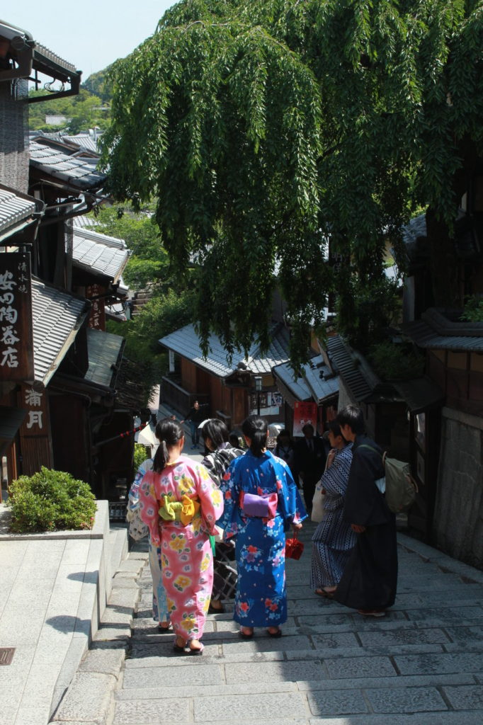 Jeunes japonaises en tenue traditionnelle : beaucoup louent des costumes pour visiter Kyoto (pas le plus confortable pour une journée de marche, mais ça fait de jolies photos)
